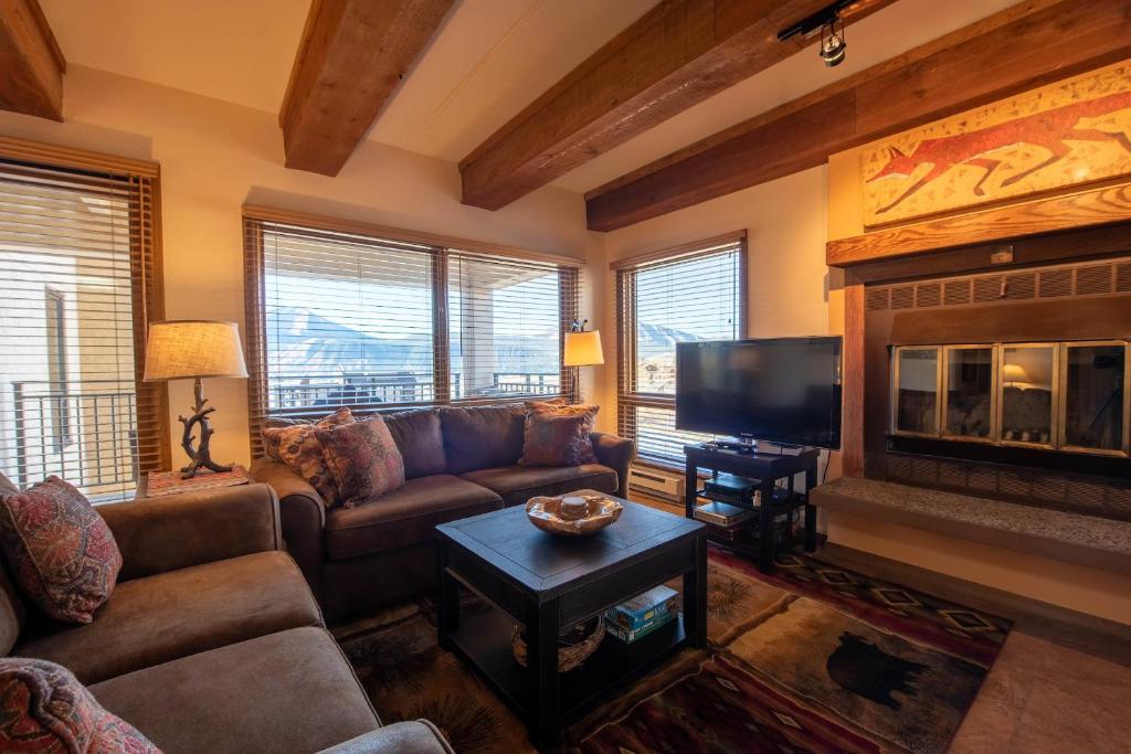 View Of Red Mountain From 2 Br 2 Bedroom Condo - No Cleaning Fee! by RedAwning image
