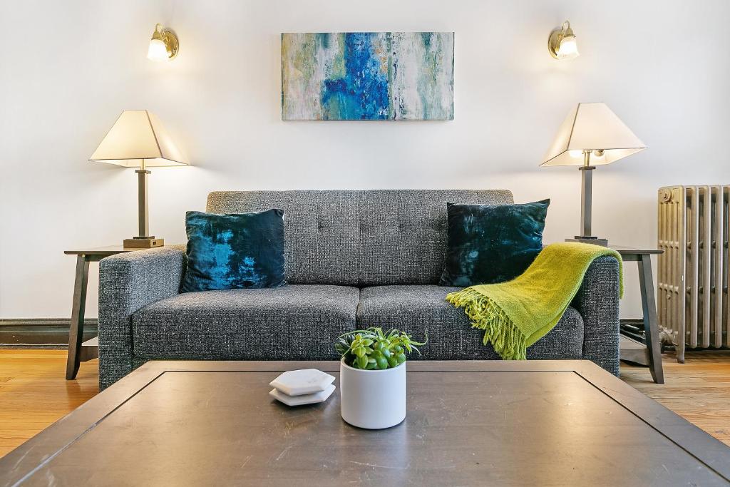 Your 1BR Homey Haven in Vibrant Chicago - Larchmont 1A-3A photo 1