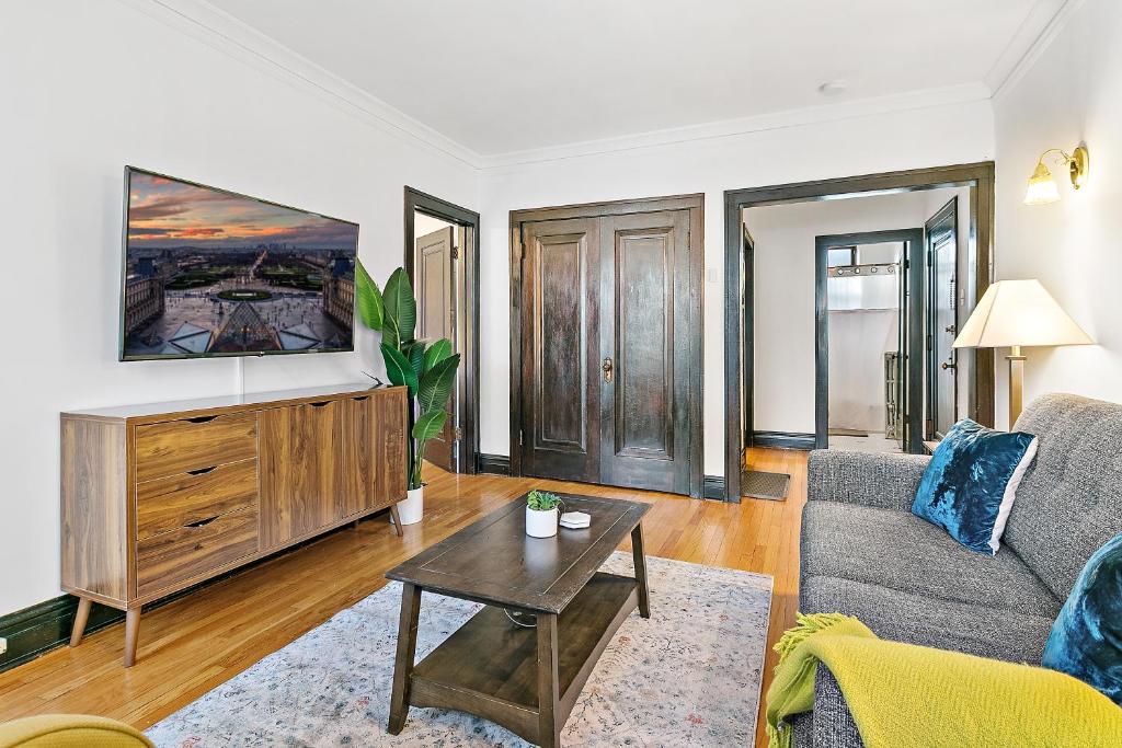 Your 1BR Homey Haven in Vibrant Chicago - Larchmont 1A-3A photo 3