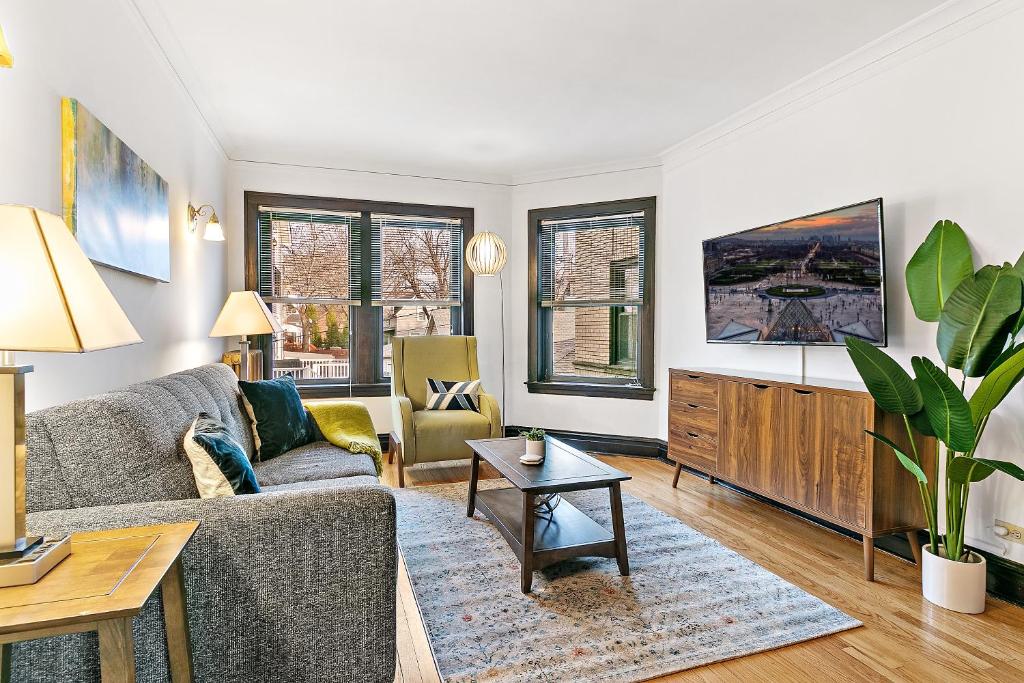 Your 1BR Homey Haven in Vibrant Chicago - Larchmont 1A-3A photo 2