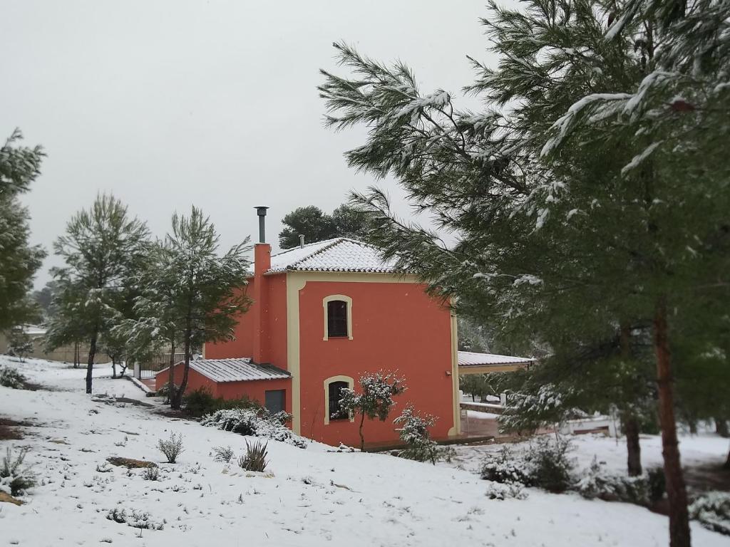Casita Roja. Alójate en la Sierra de Mariola. photo 2
