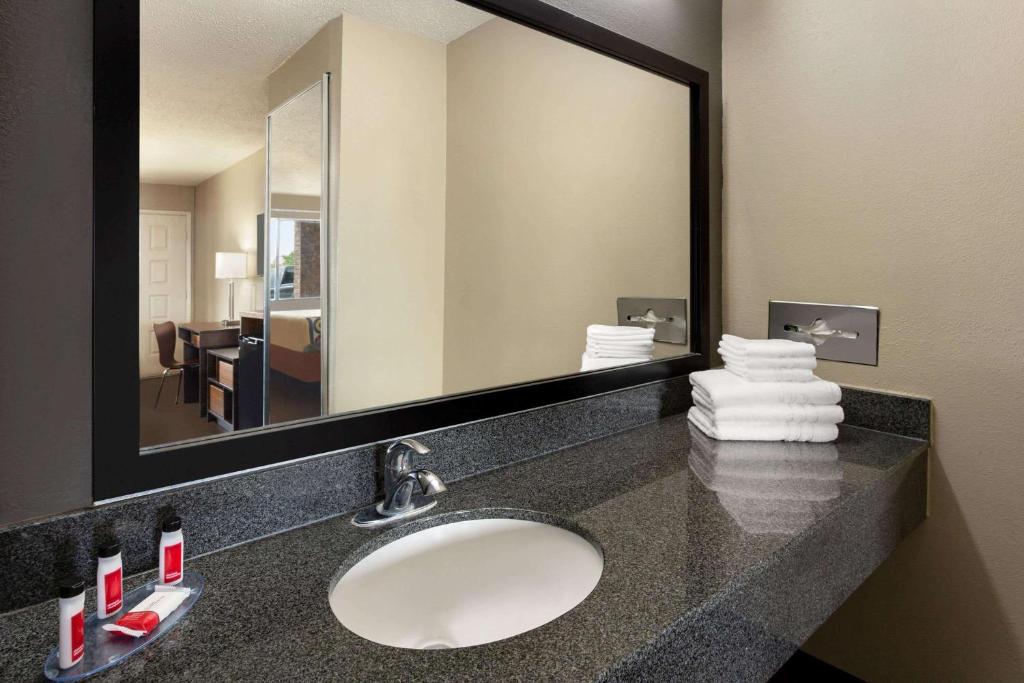 Super 8 by Wyndham Universal City - Tap to explore photos