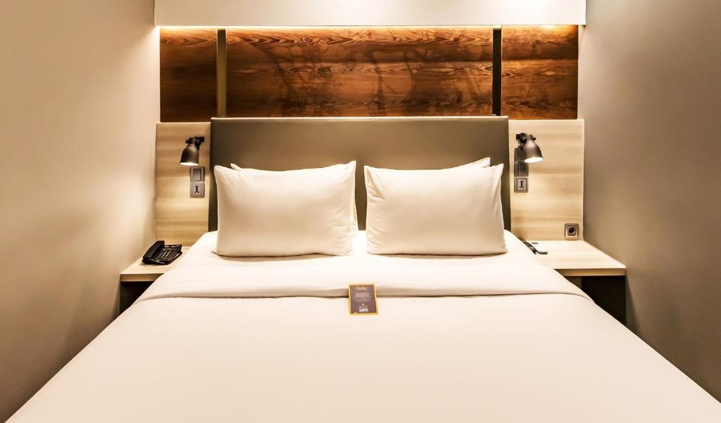 Stanley Wahid Hasyim Jakarta Room Type - Deluxe Queen Room