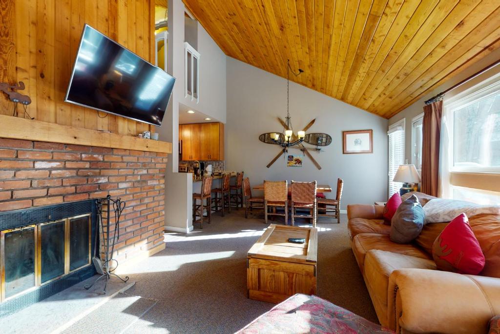 Remodeled 2 Bedroom East Vail Condo 6G with Hot Tub Market Free Shuttle photo 2