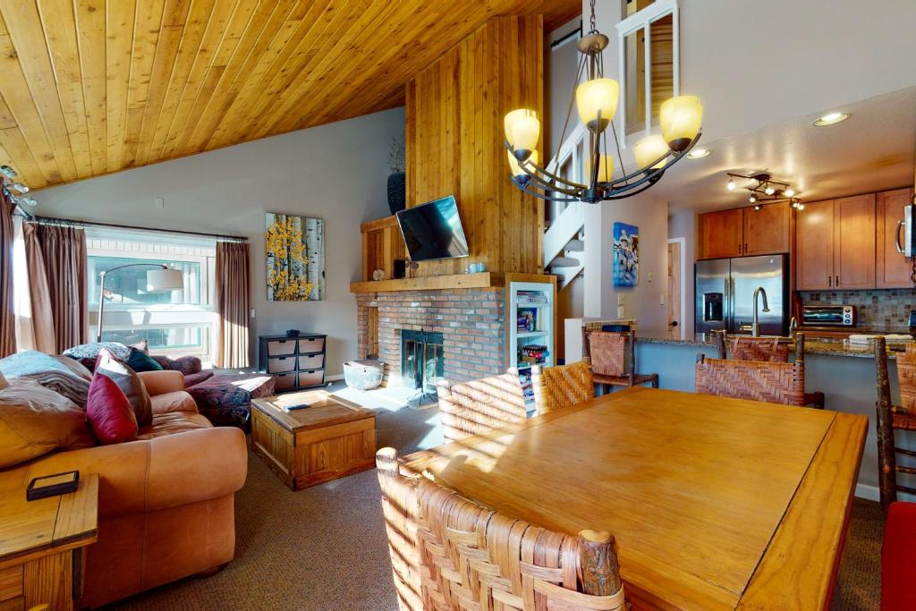 Remodeled 2 Bedroom East Vail Condo 6G with Hot Tub Market Free Shuttle photo 3