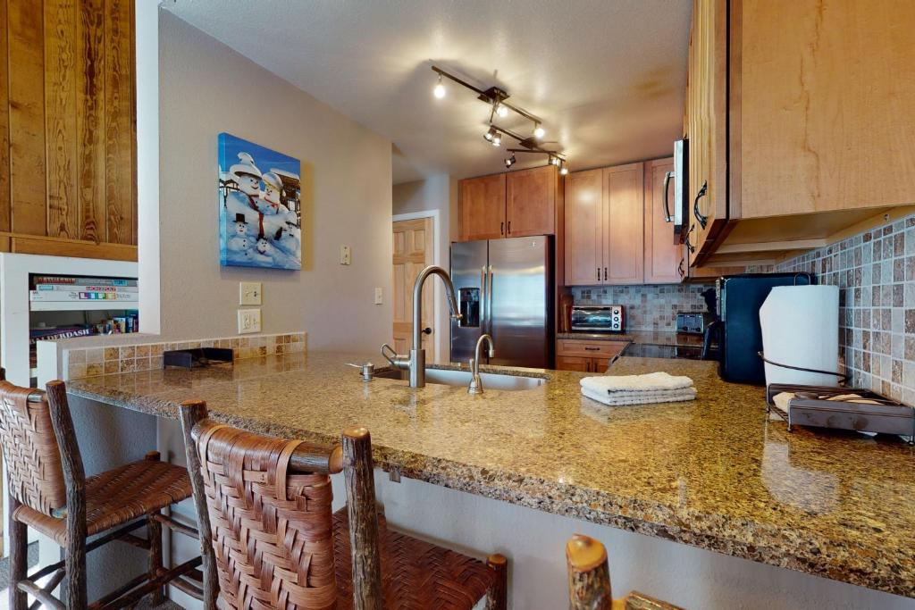 Remodeled 2 Bedroom East Vail Condo 6G with Hot Tub Market Free Shuttle photo 4