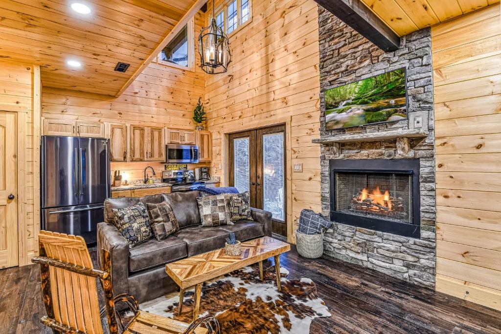 Alpine Creekside Chalet photo 2