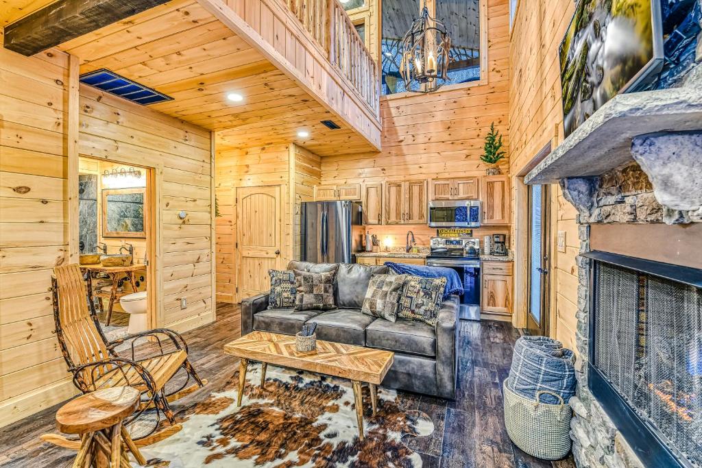 Alpine Creekside Chalet photo 4
