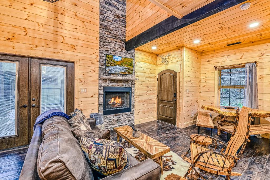 Alpine Creekside Chalet photo 3