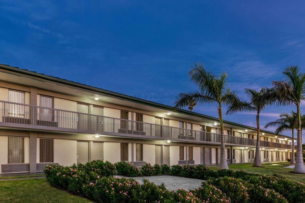 Ramada by Wyndham Sarasota Waterfront photo 1