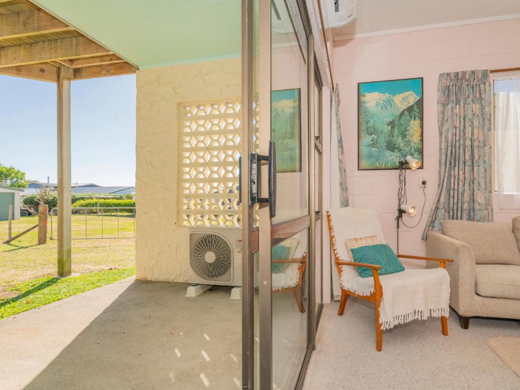 Cosy at Cooks - Cooks Beach Downstairs Unit photo 3
