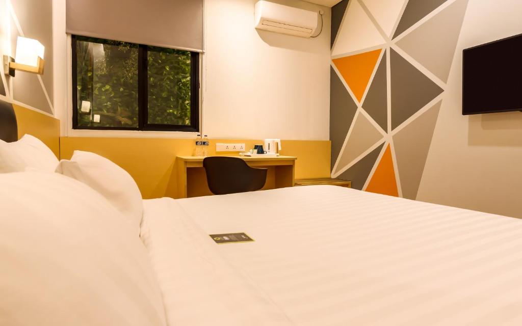Двухместный (Улучшенный номер с кроватью размера «queen-size»), 7 Days Premium Hotel Jatinegara