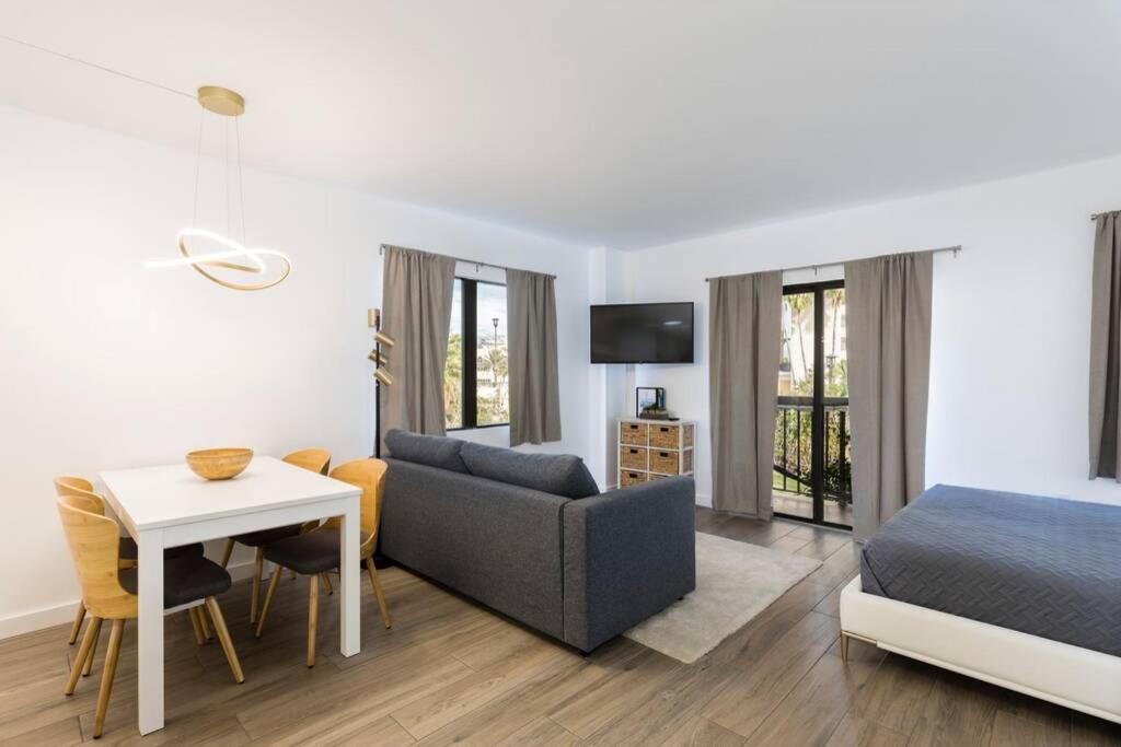 Modern Studio on I-Drive: parking + pool included image