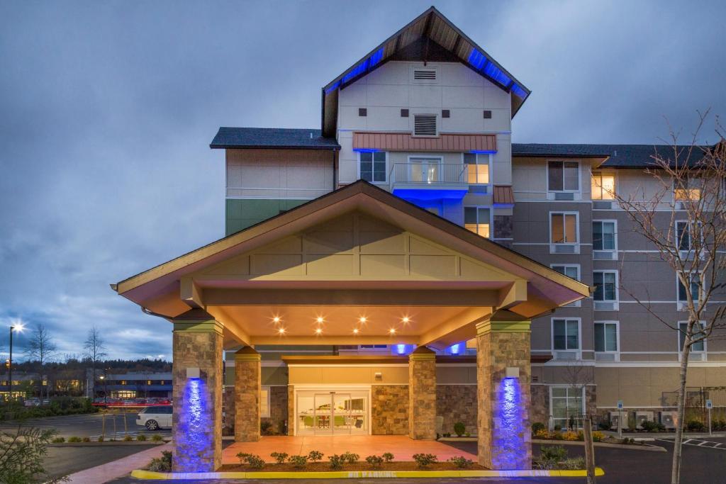 Holiday Inn Express & Suites - Seattle South - Tukwila, an IHG Hotel photo 2