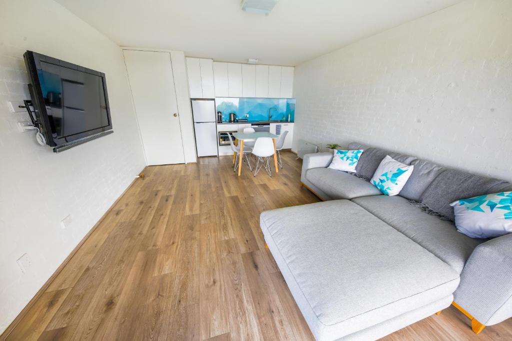 Max's Beachside Holiday Home photo 2