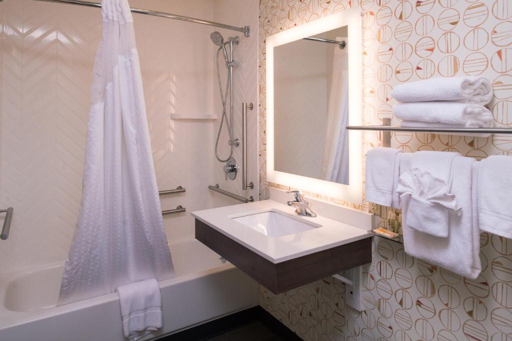 Holiday Inn Auburn-Finger Lakes Region, an IHG Hotel photo 1