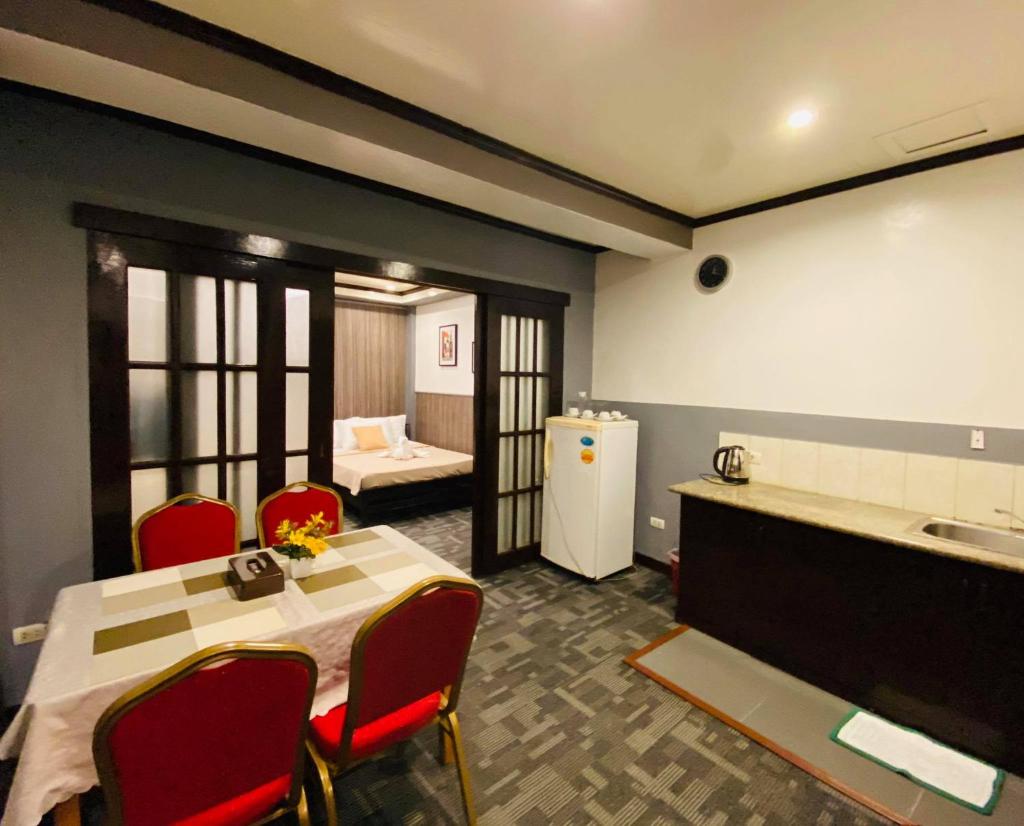 Семейный (Стандартный семейный номер), Amax Inn Makati
