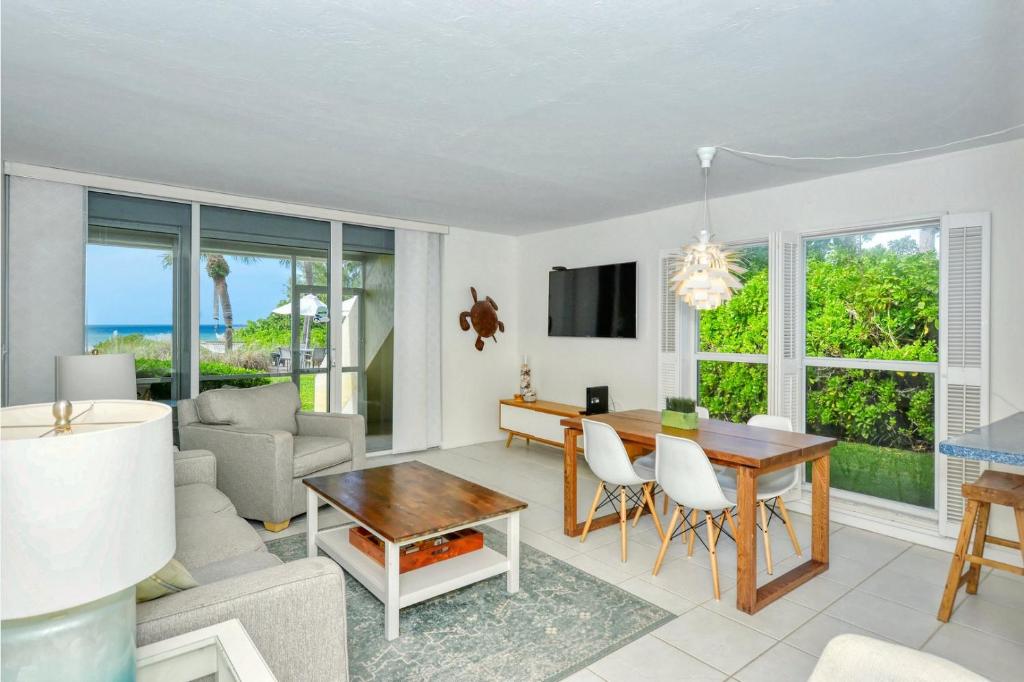 LaPlaya 101A Step out to the beach from your screened lanai Light and bright end unit image