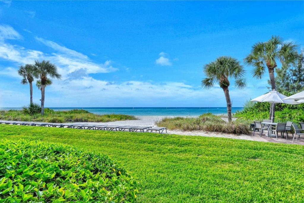 LaPlaya 101A Step out to the beach from your screened lanai Light and bright end unit photo 4