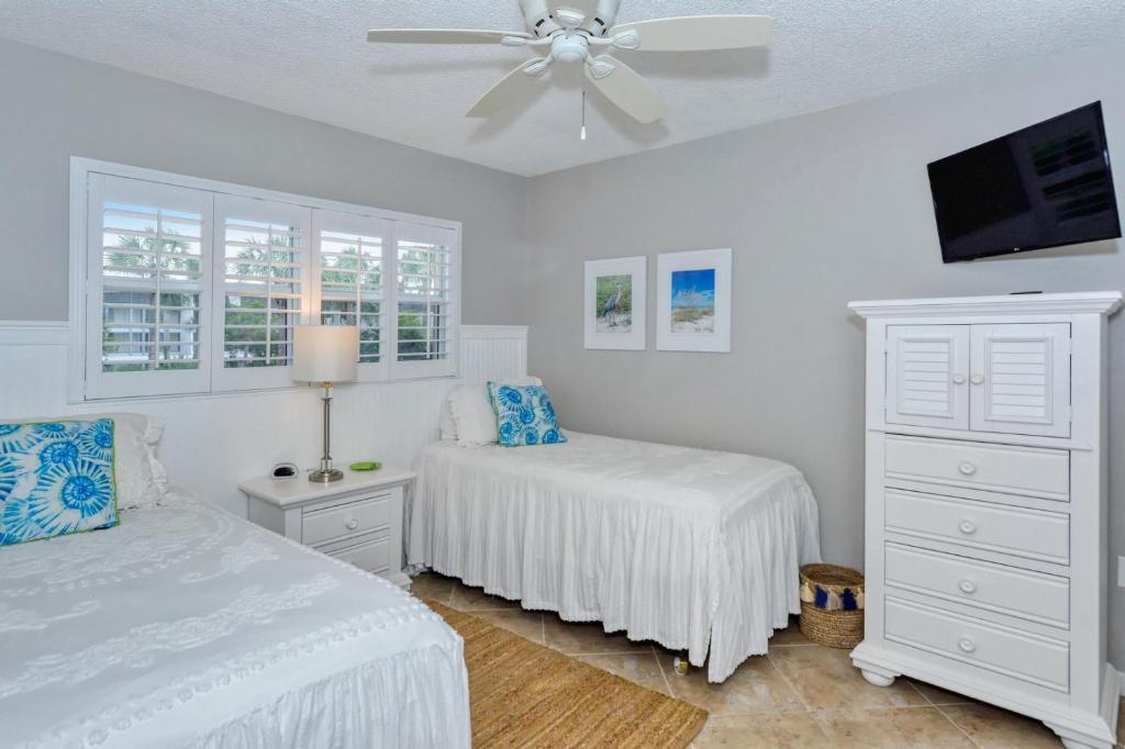 LaPlaya 202E Catch the gentle Gulf breezes on your private balcony beneath the swaying palms photo 4