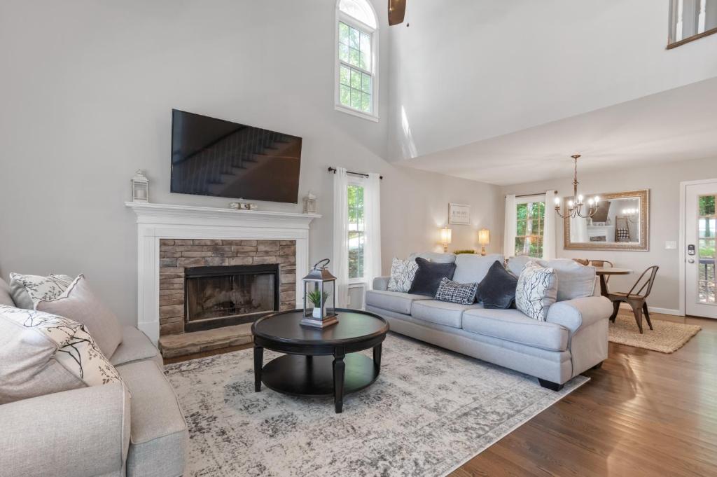 Explore Historic DT In This Cozy Open Air 5BR Stay image