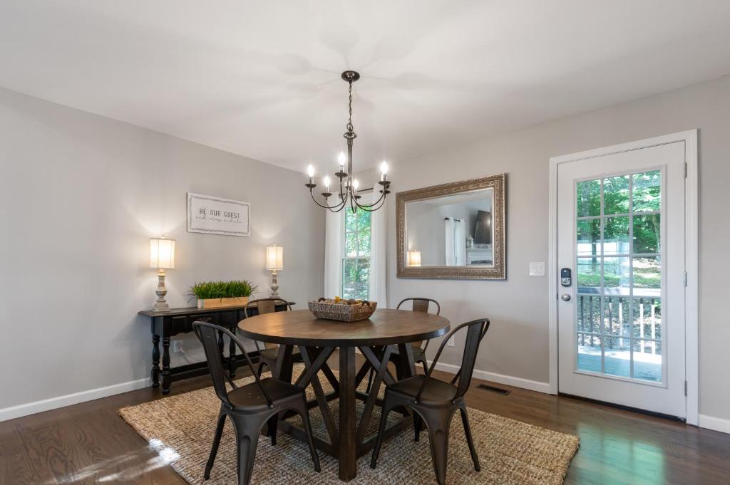 Explore Historic DT In This Cozy Open Air 5BR Stay photo 1
