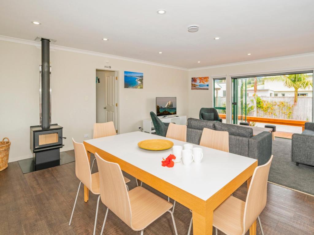 The Sunny Bach - Cooks Beach Holiday Home photo 2