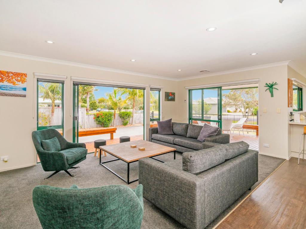 The Sunny Bach - Cooks Beach Holiday Home photo 4