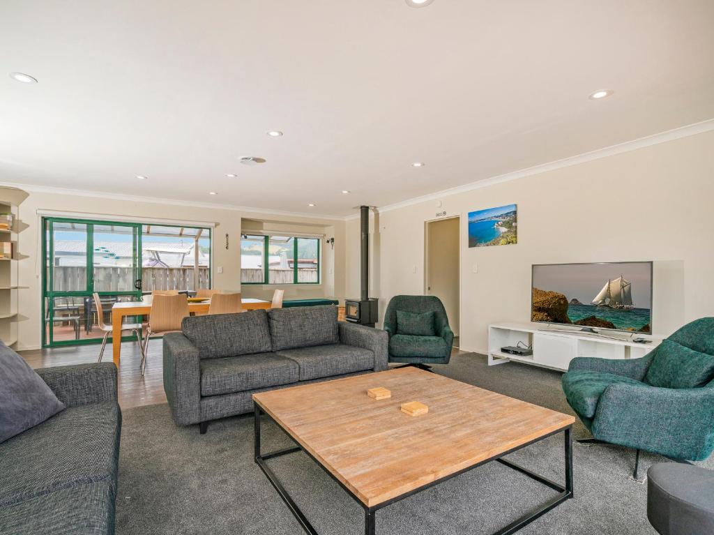 The Sunny Bach - Cooks Beach Holiday Home photo 3