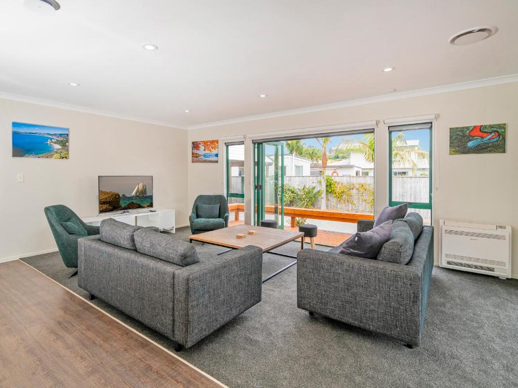The Sunny Bach - Cooks Beach Holiday Home photo 1