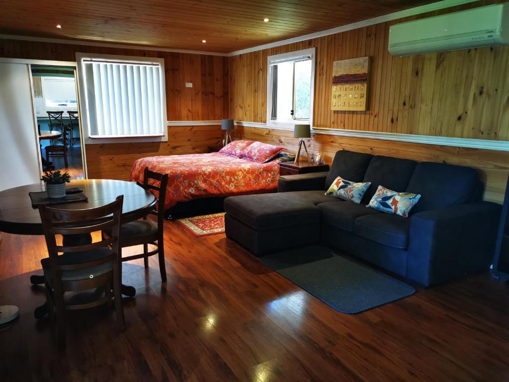 Peaceful cabin in a rural setting 2km from CBD photo 3