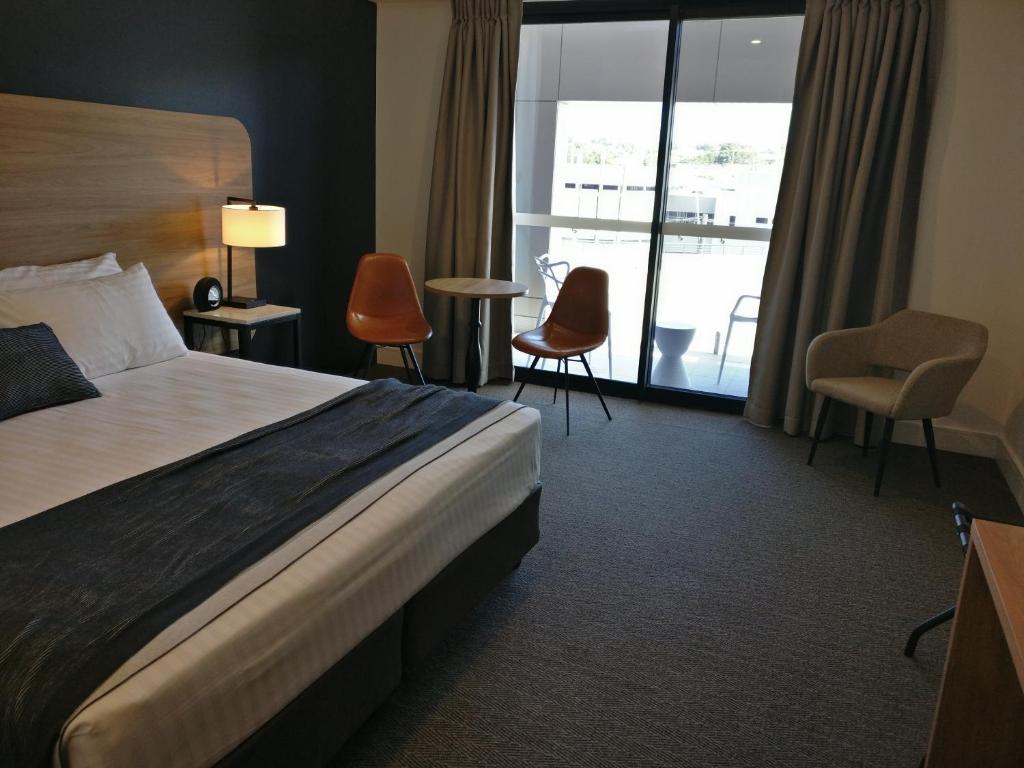 Springs Newcastle Room Type - Executive King Room with Balcony