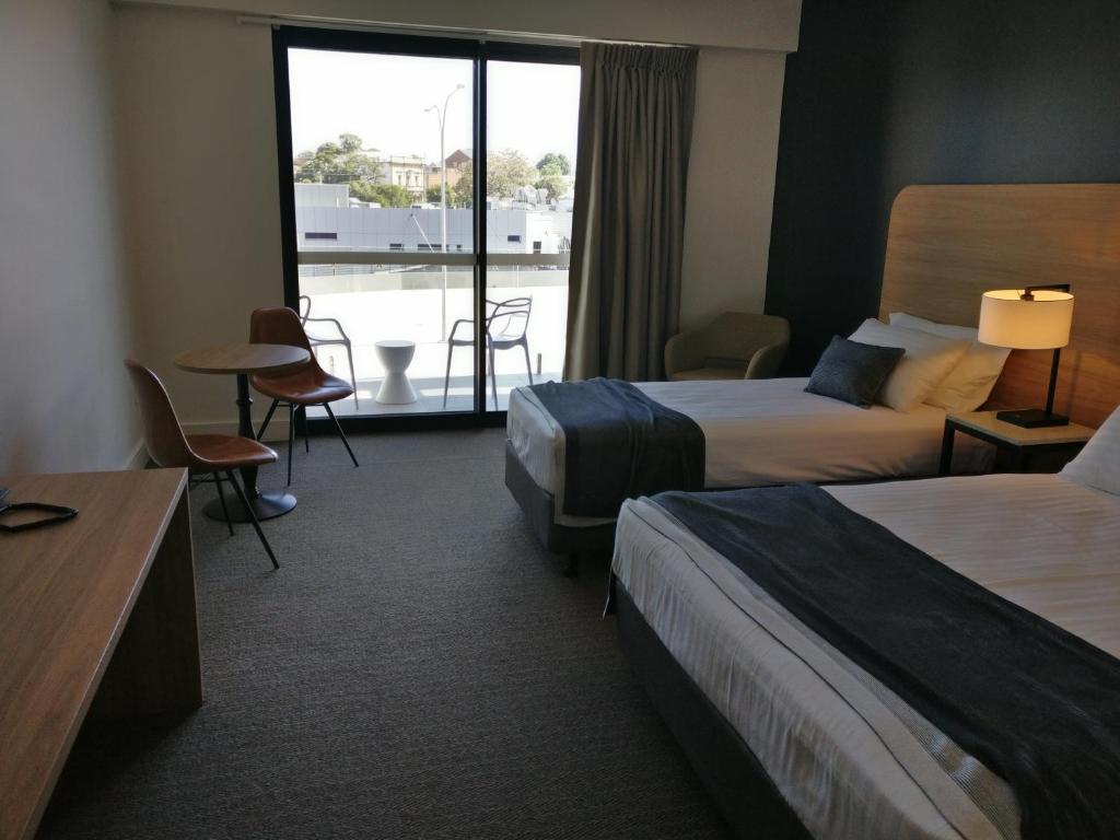 Springs Newcastle Room Type - Executive Queen & Single Room with Balcony