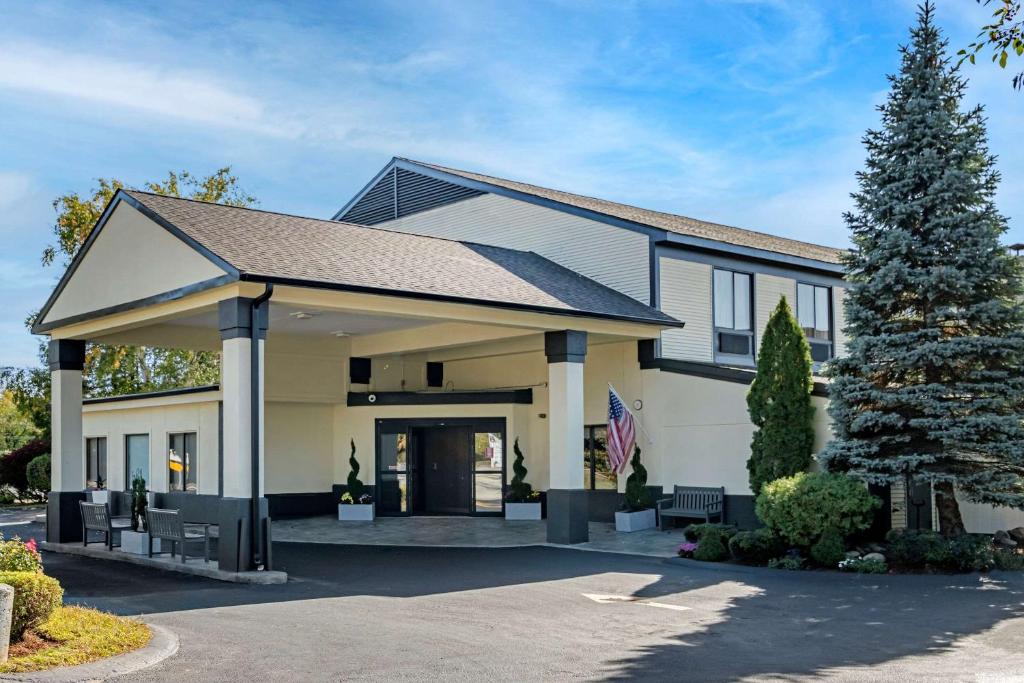 Clarion Inn Nashua image