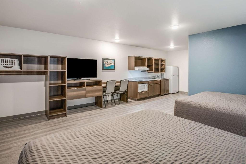 WoodSpring Suites Detroit Farmington Hills image