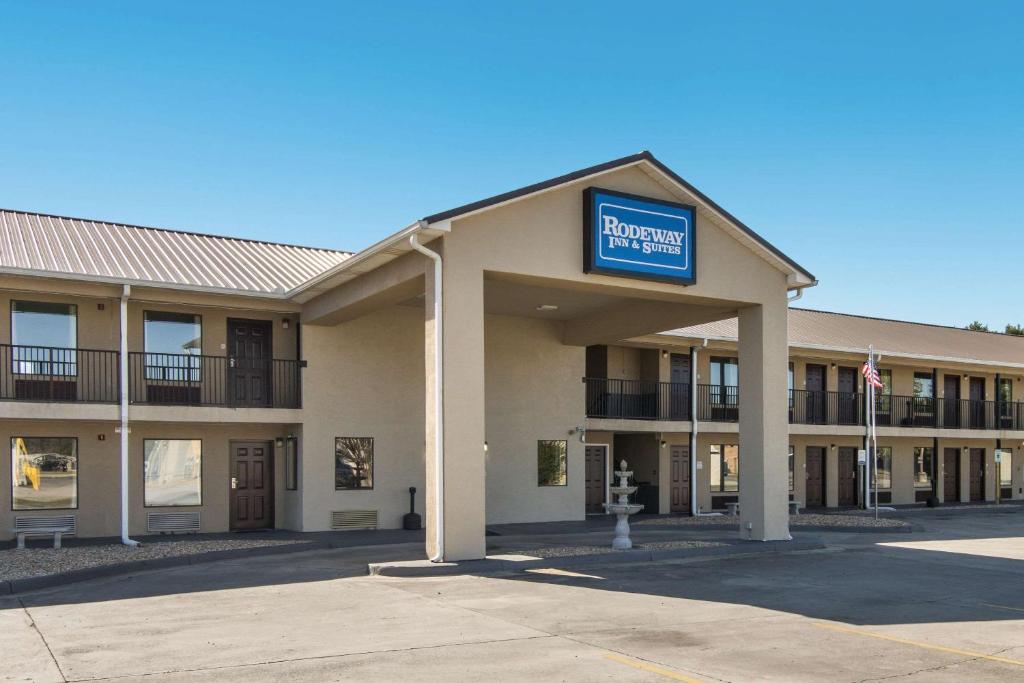 Rodeway Inn & Suites photo 1