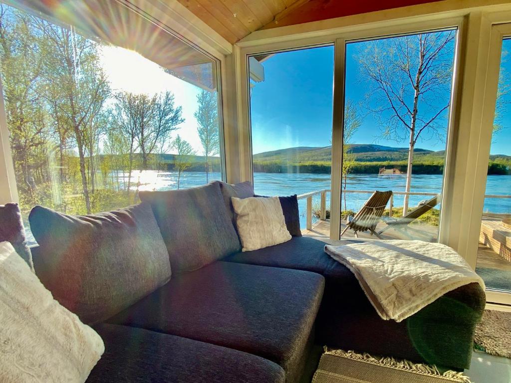 Aurora mökki porealtaalla Lapissa Tenojoen rannassa photo 1
