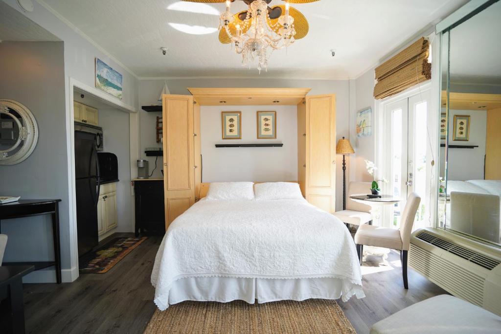 Palm Beach Historic Hotel with Juliette Balconies! Valet parking included! photo 2