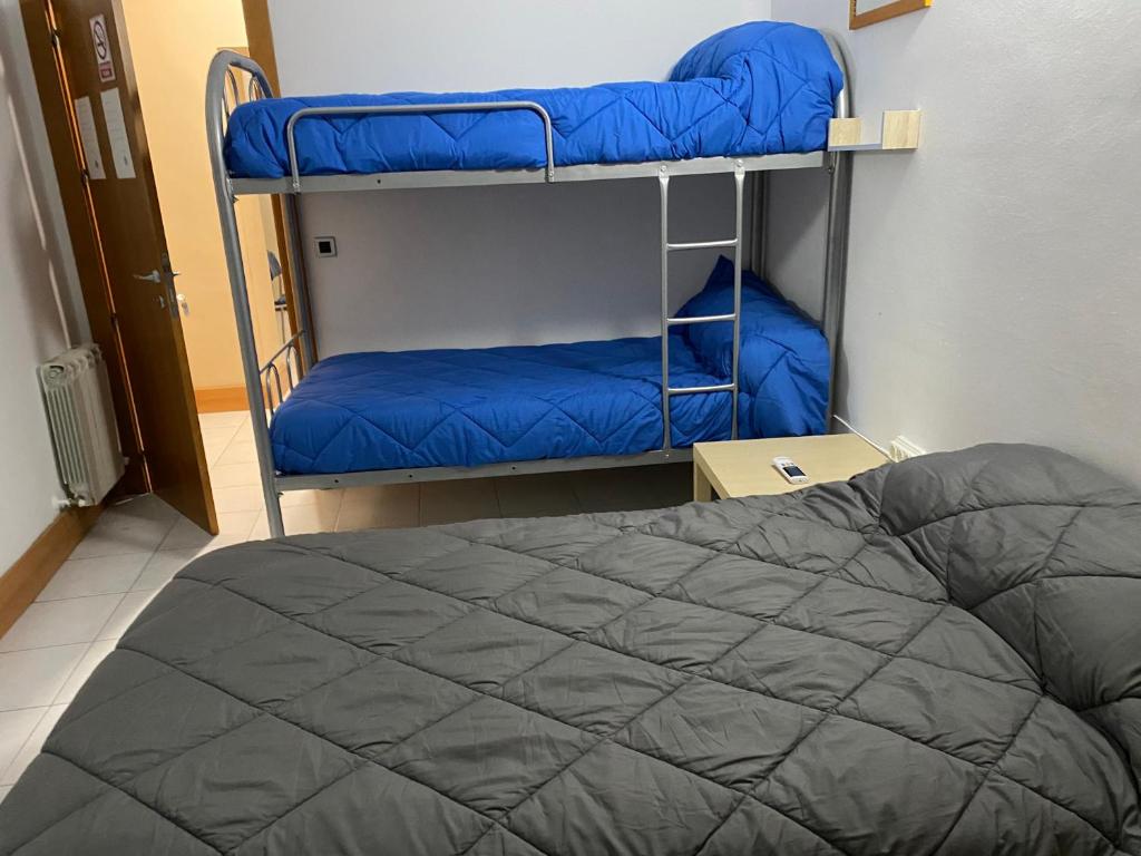 Трехместный (Трехместный номер с основными удобствами и общей ванной комнатой), Albergue las Veletas