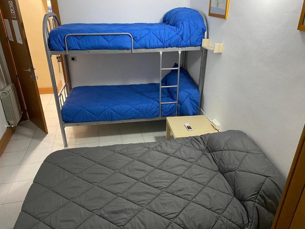 Трехместный (Трехместный номер с основными удобствами и общей ванной комнатой), Albergue las Veletas