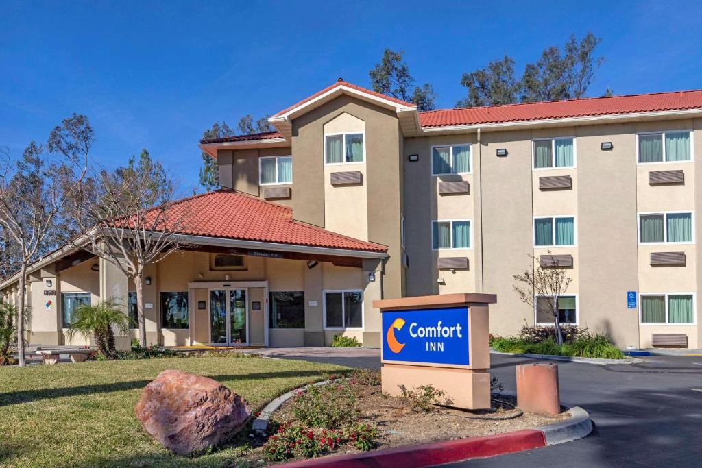 Comfort Inn Fontana image