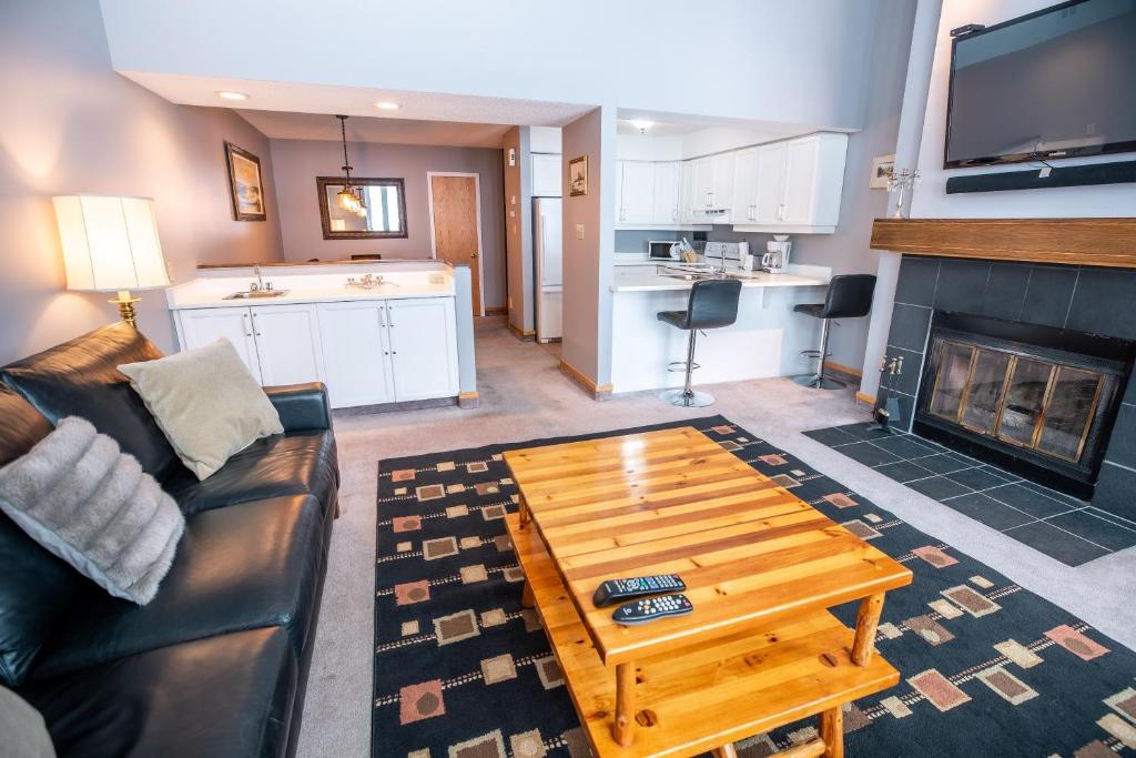 Blue Mountain Slopeside Chalet in Chateau Ridge photo 2