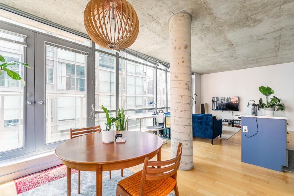 Spacious and Quiet Corner Apartment Downtown Toronto photo 2