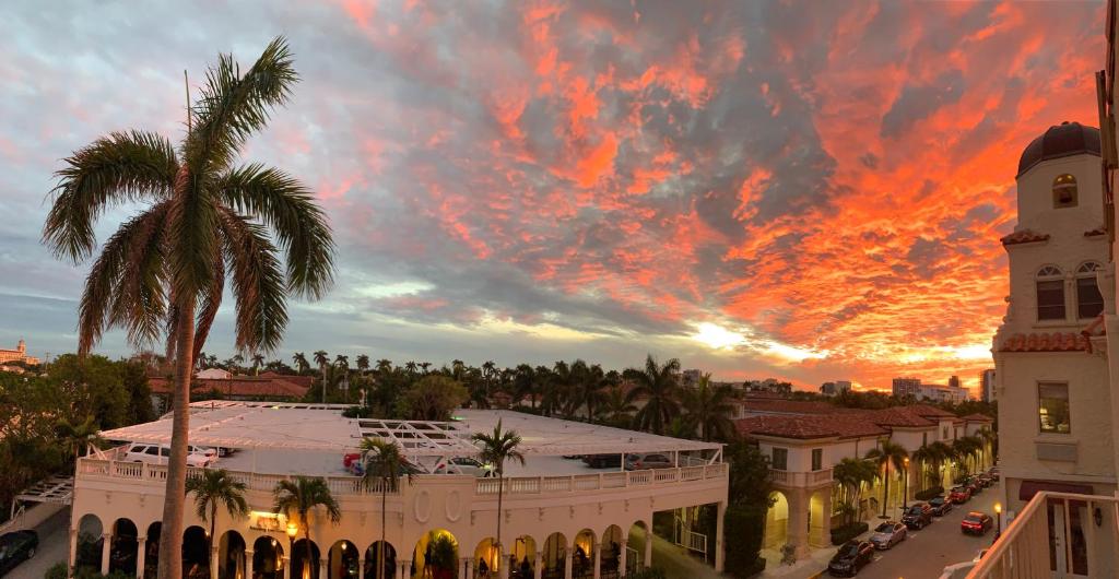 Palm Beach Historic Hotel with Juliette Balconies! Valet parking included! photo 3