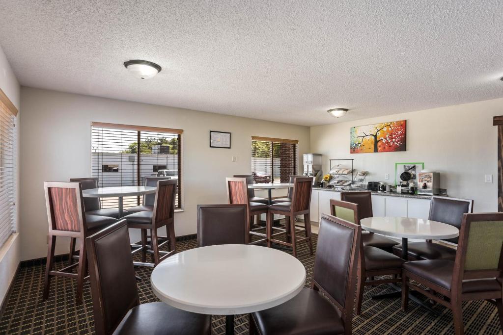 Rodeway Inn Cedar Rapids photo 2