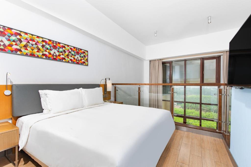 Сьюит (Улучшенный люкс с видом на море), Holiday Inn Express Haikou West Coast