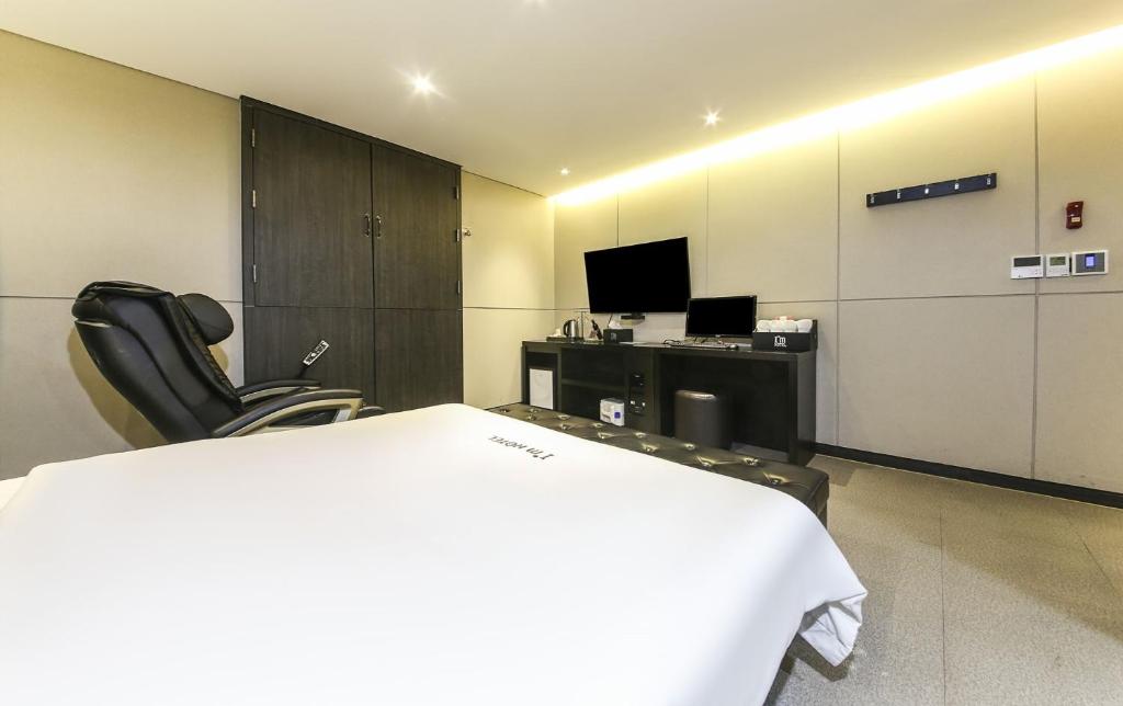 H Moment Hotel in Yangsan - Tap to explore photos