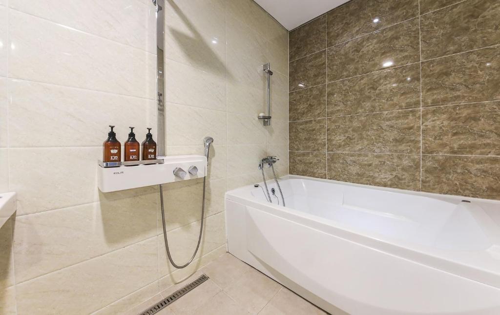 H Moment Hotel in Yangsan - Tap to explore photos