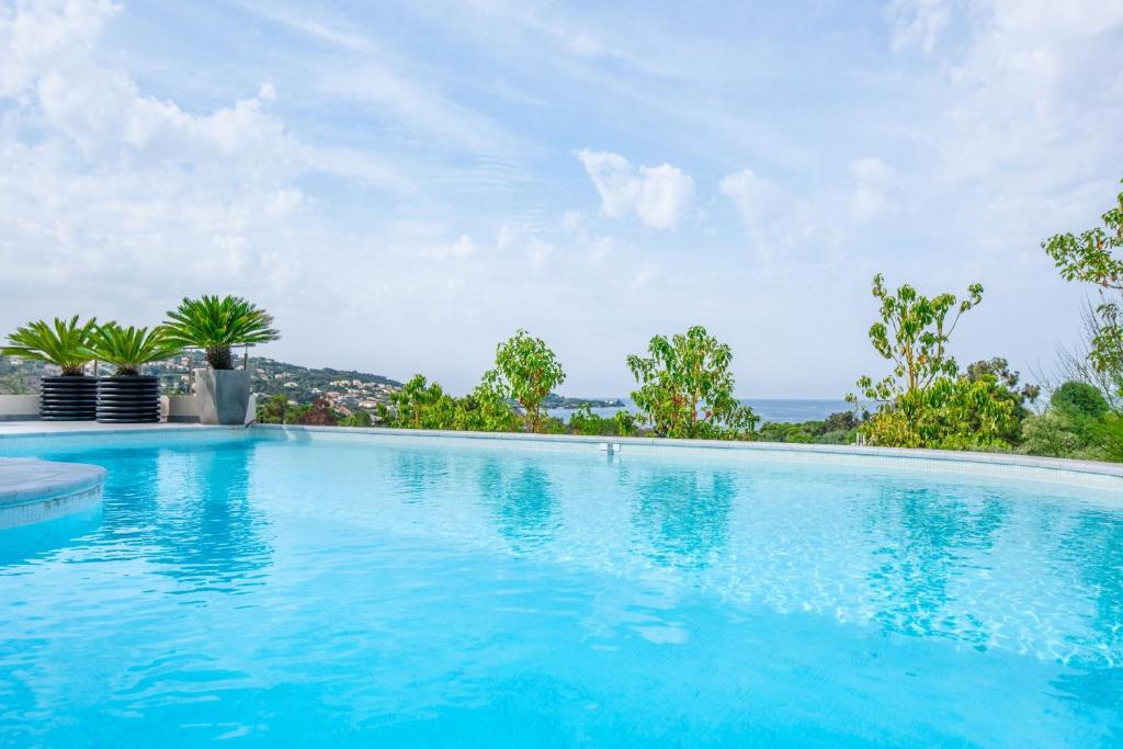 Villa individuelle avec piscine privée chauffée proche commerces et plage photo 4
