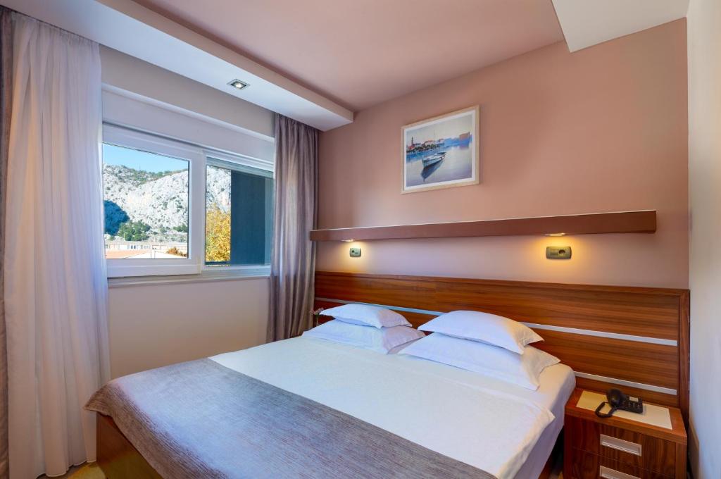 Hotel Plaza Omis - Tap to explore photos